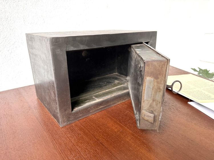 Piccola cassaforte d'epoca in acciaio, 1900-1920 circa