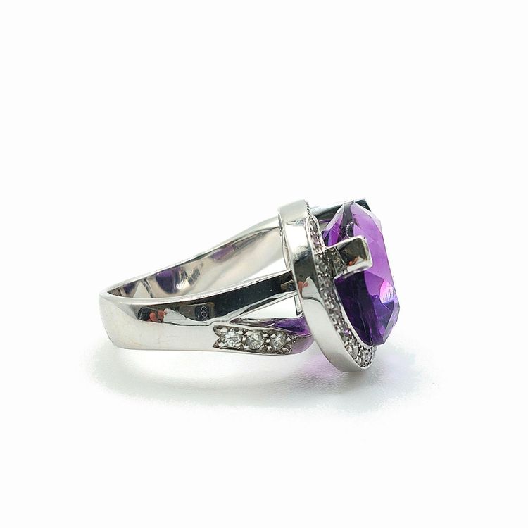 Pear-shaped amethyst ring with diamonds and 18k white gold