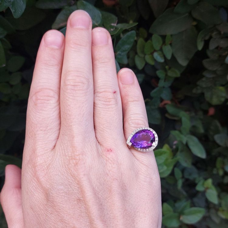 Pear-shaped amethyst ring with diamonds and 18k white gold