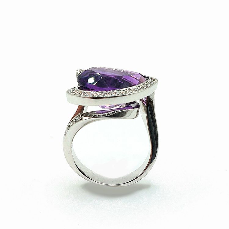 Pear-shaped amethyst ring with diamonds and 18k white gold
