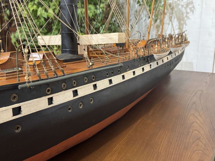 Grande maquette du paquebot S.S Great Britain réalisée en 1978