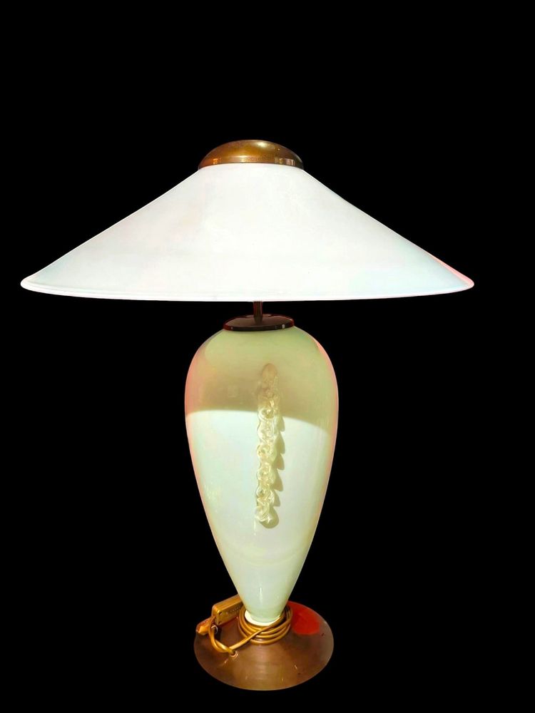 Lampe Murano au design épuré,  structure ovoïde en verre opalin XXeme 