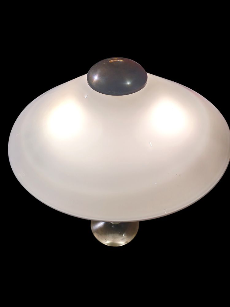 Lampe Murano au design épuré,  structure ovoïde en verre opalin XXeme 