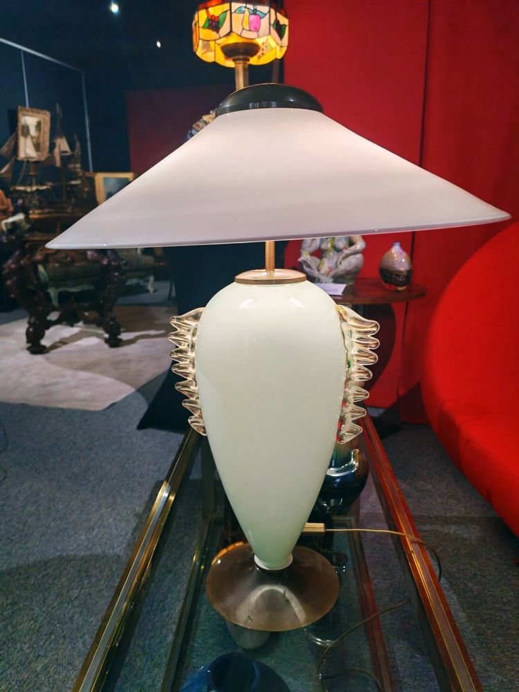 Lampe Murano au design épuré,  structure ovoïde en verre opalin XXeme 