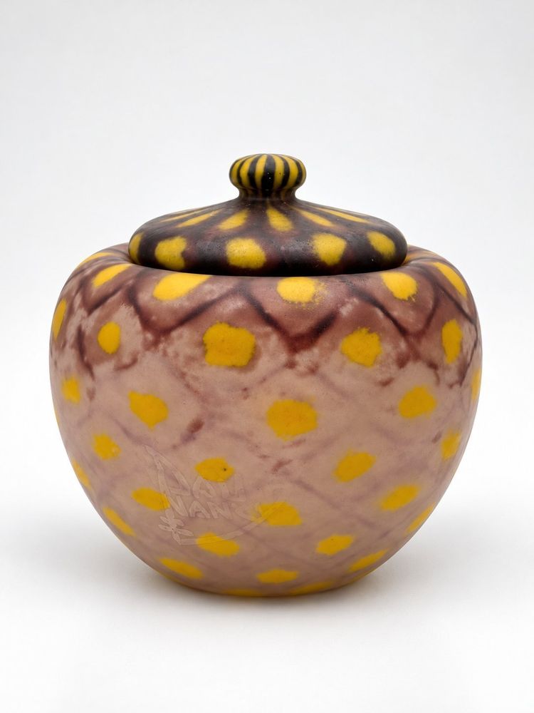 DAUM NANCY – RARE POLYCHROME LIDDED BOX WITH A MESH PATTERN AND YELLOW DOTS, CIRCA 1920