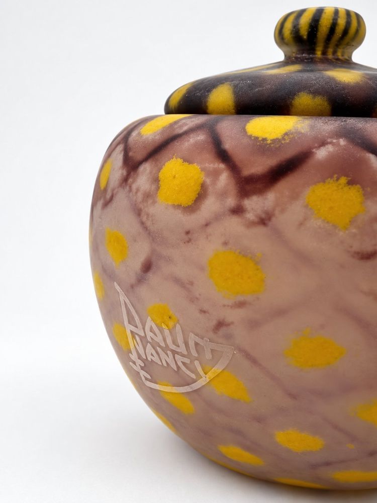 DAUM NANCY – RARE POLYCHROME LIDDED BOX WITH A MESH PATTERN AND YELLOW DOTS, CIRCA 1920