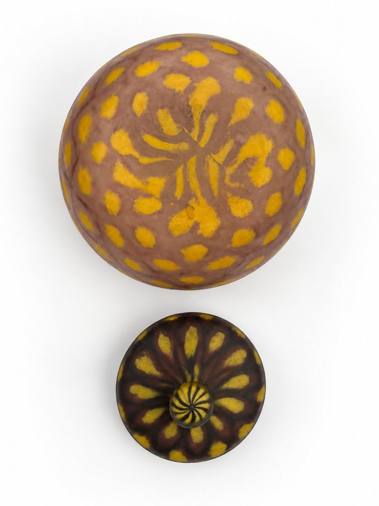 DAUM NANCY – RARE POLYCHROME LIDDED BOX WITH A MESH PATTERN AND YELLOW DOTS, CIRCA 1920