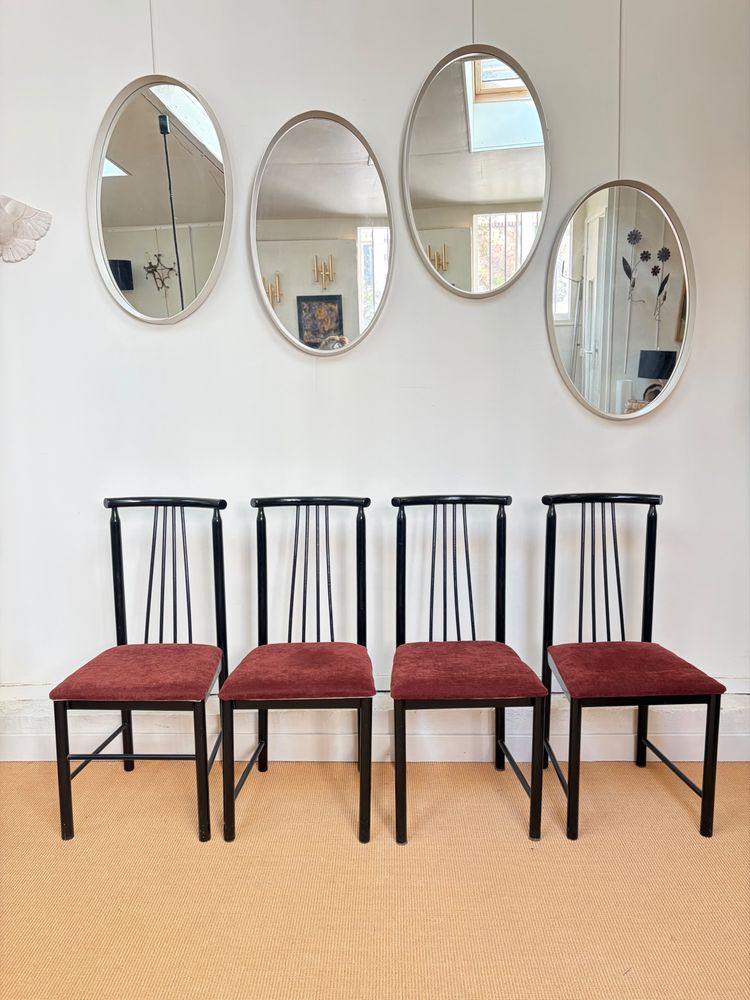 SUITE DE 4 CHAISES DE SALLE À MANGER EN BOIS LAQUÉ NOIR, VERS 1980.