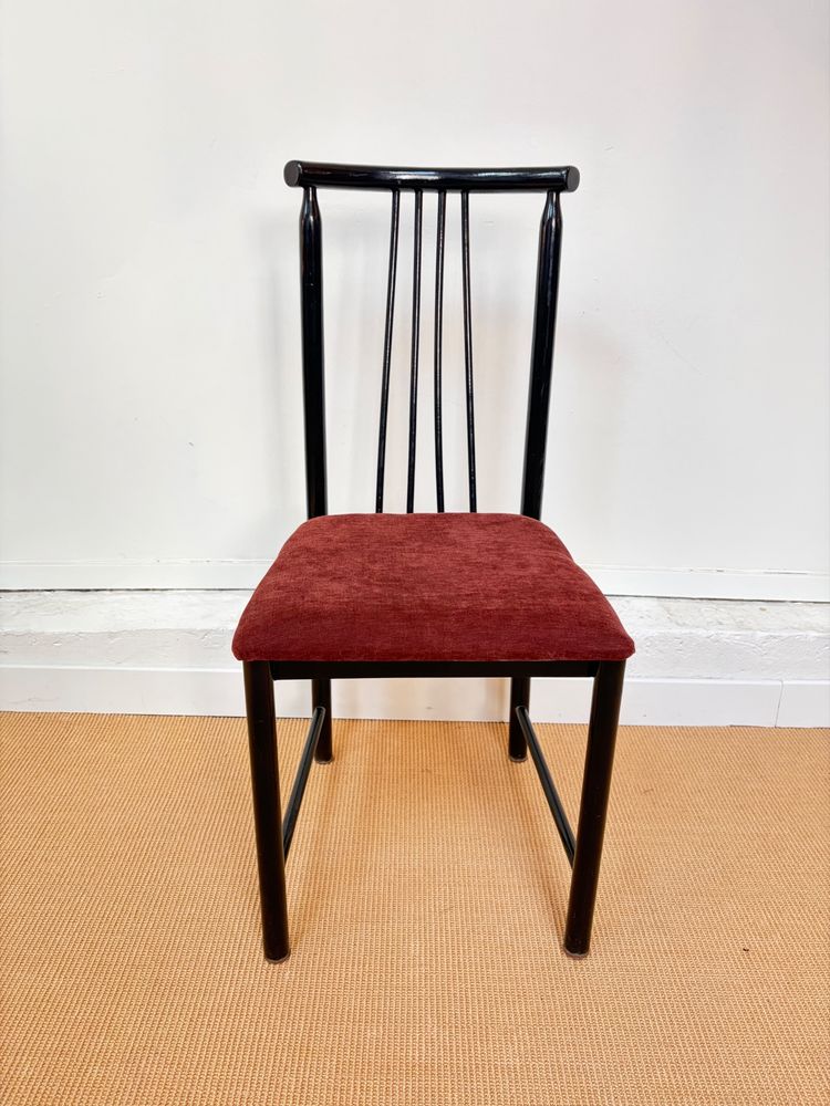 SUITE DE 4 CHAISES DE SALLE À MANGER EN BOIS LAQUÉ NOIR, VERS 1980.