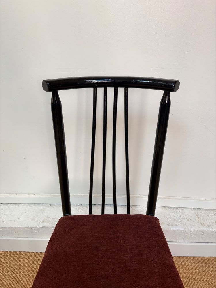 SUITE DE 4 CHAISES DE SALLE À MANGER EN BOIS LAQUÉ NOIR, VERS 1980.