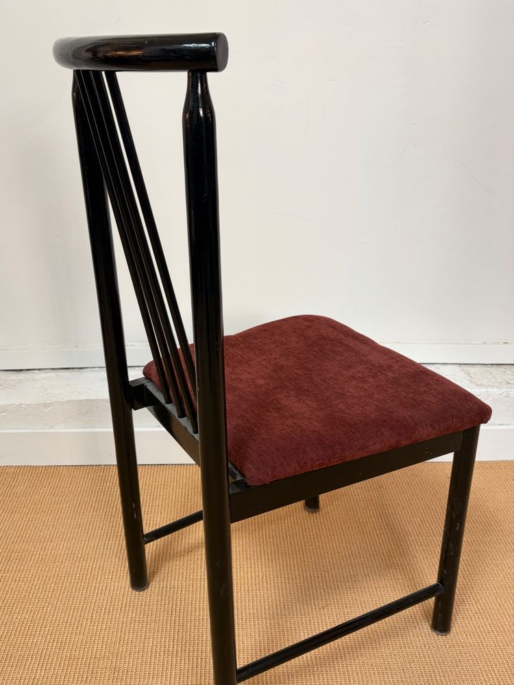 SUITE DE 4 CHAISES DE SALLE À MANGER EN BOIS LAQUÉ NOIR, VERS 1980.