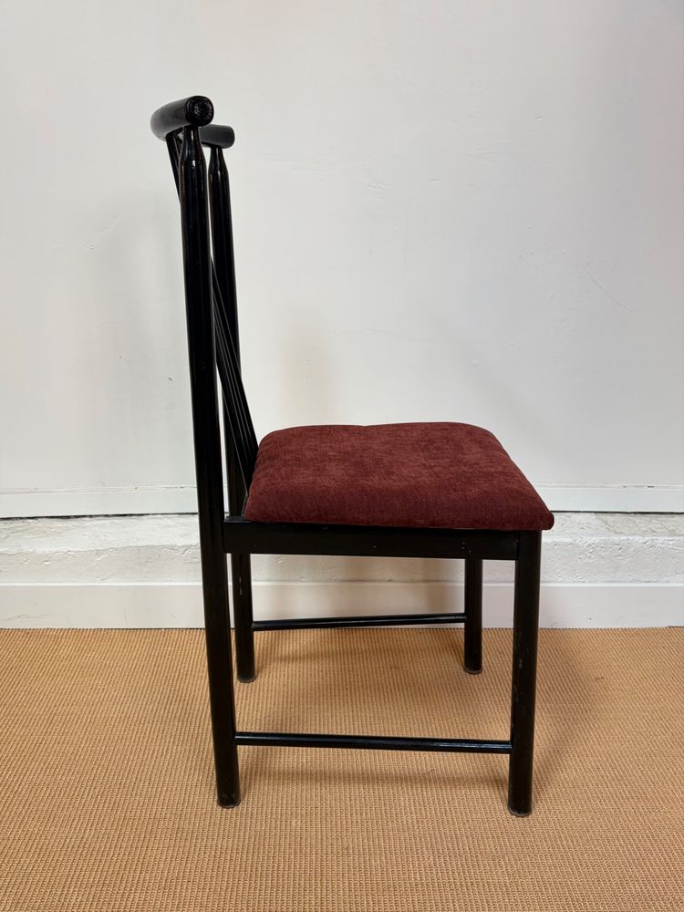 SUITE DE 4 CHAISES DE SALLE À MANGER EN BOIS LAQUÉ NOIR, VERS 1980.