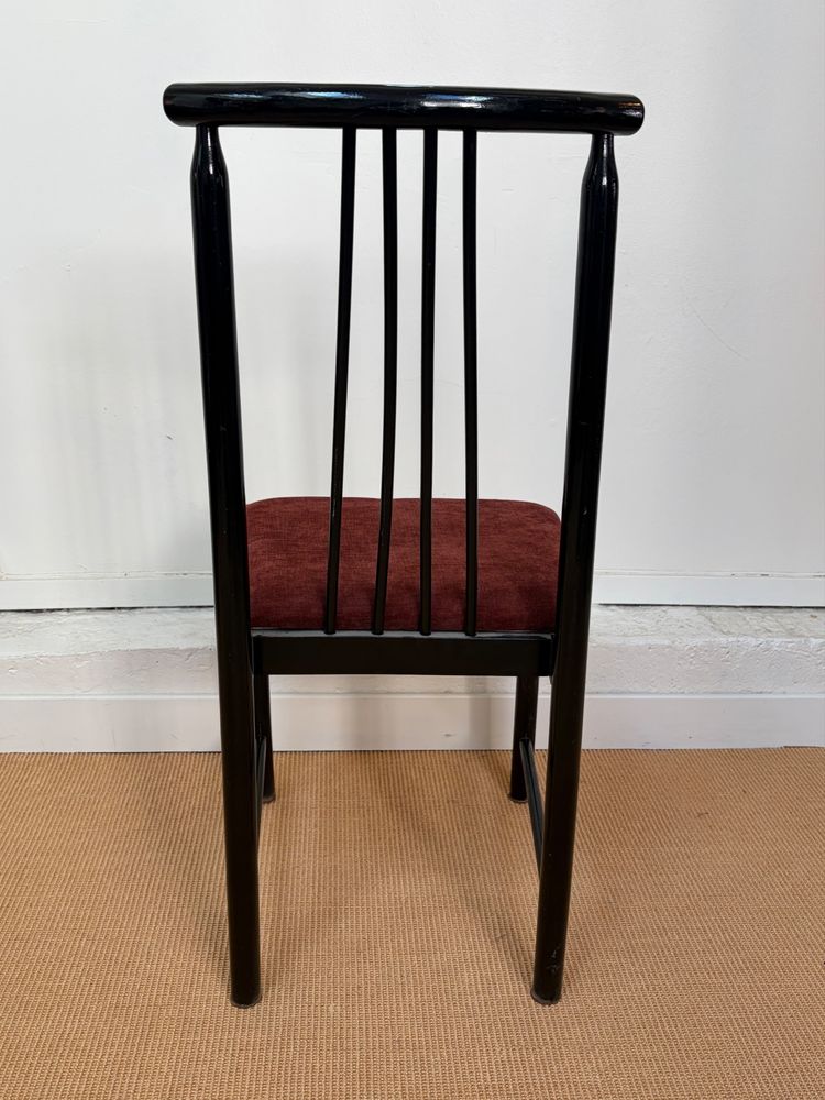 SUITE DE 4 CHAISES DE SALLE À MANGER EN BOIS LAQUÉ NOIR, VERS 1980.