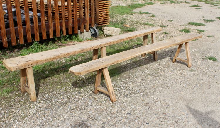 Ein Paar Bänke (244 cm lang und 233 cm lang)