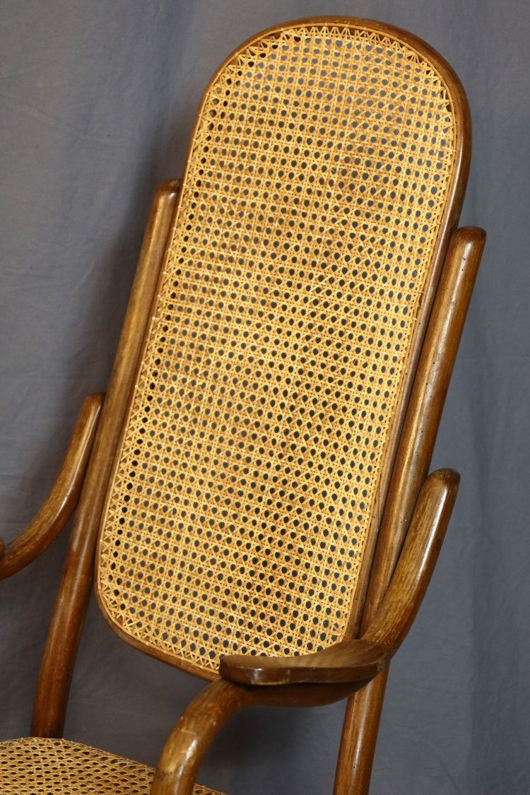 Sessel mit Rohrgeflecht im Thonet-Stil