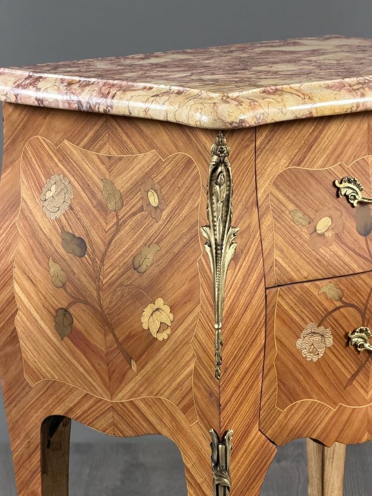 Coppia di comodini in stile Luigi XV con intarsio e marmo, XX secolo