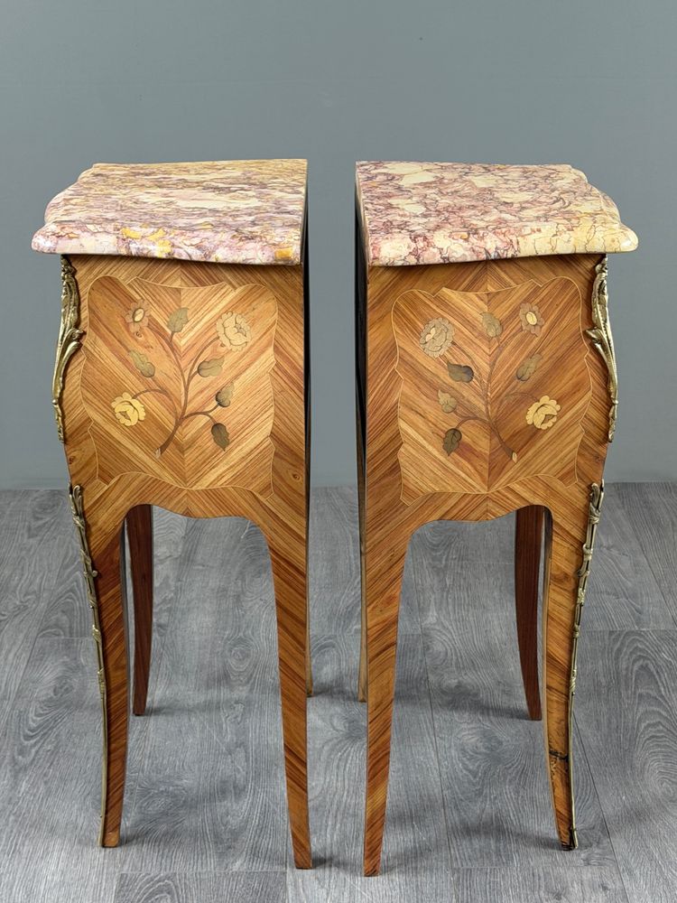 Coppia di comodini in stile Luigi XV con intarsio e marmo, XX secolo