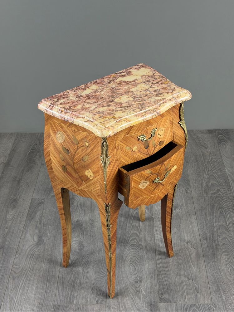 Coppia di comodini in stile Luigi XV con intarsio e marmo, XX secolo