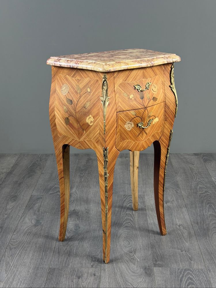 Coppia di comodini in stile Luigi XV con intarsio e marmo, XX secolo