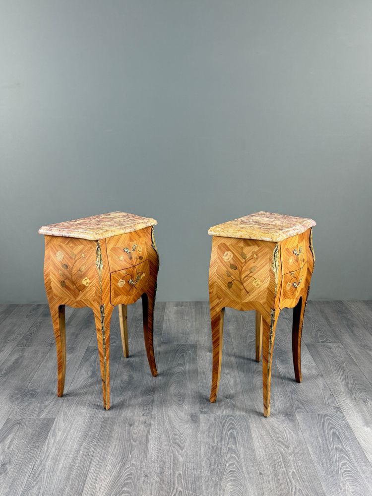 Coppia di comodini in stile Luigi XV con intarsio e marmo, XX secolo