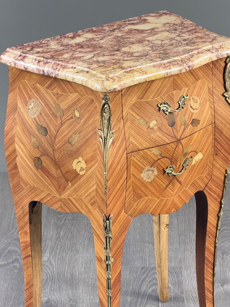 Coppia di comodini in stile Luigi XV con intarsio e marmo, XX secolo