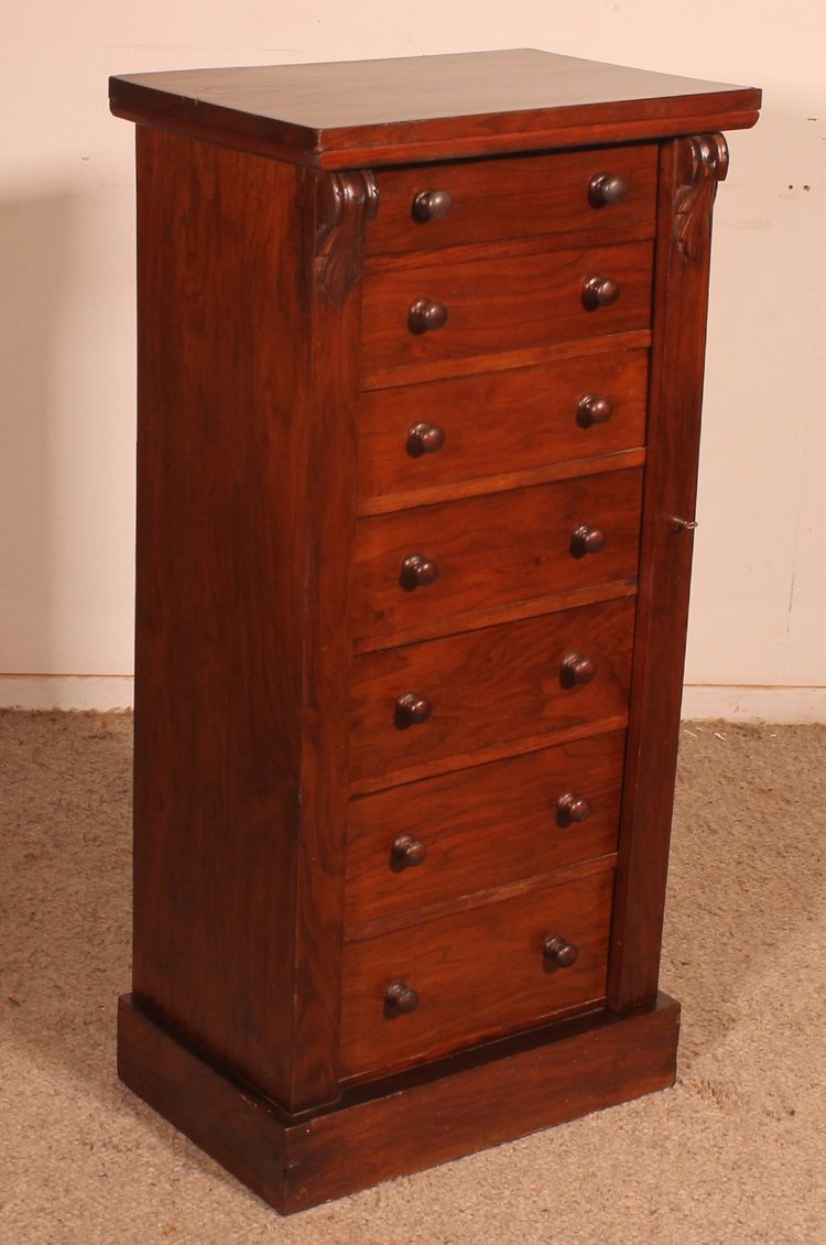 commode wellington en noyer du 19° siècle