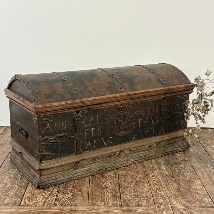 Coffre en chêne daté 1747