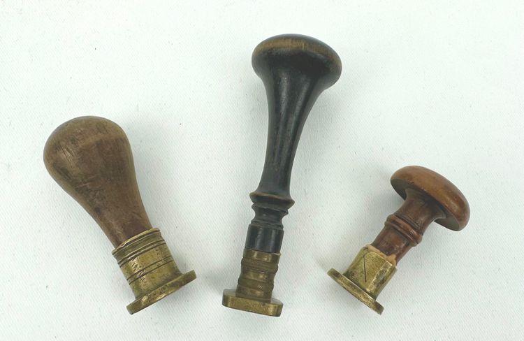Lot de trois sceaux cachets en bronze, XIXème