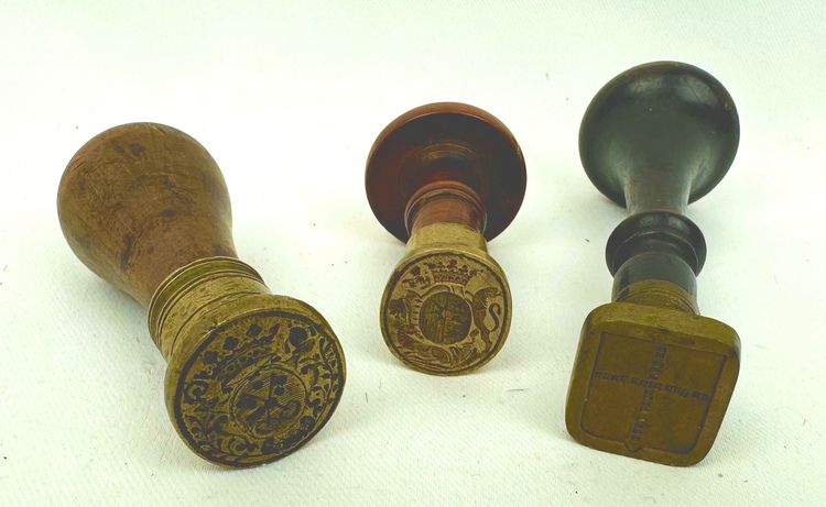 Lot de trois sceaux cachets en bronze, XIXème