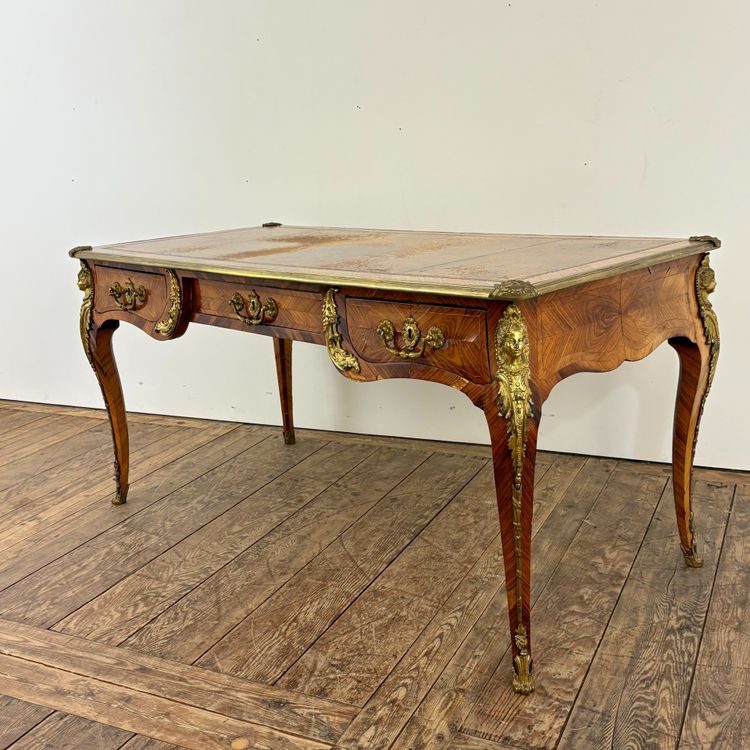 Flacher Schreibtisch im Louis-XV-Stil