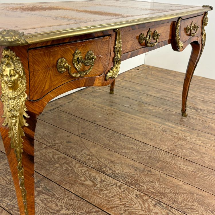 Flacher Schreibtisch im Louis-XV-Stil