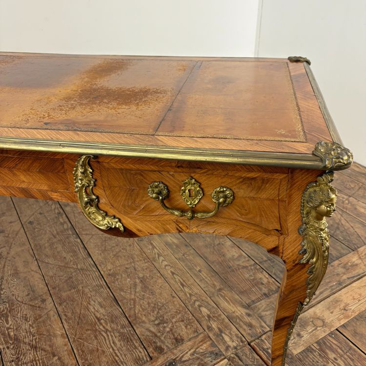 Flacher Schreibtisch im Louis-XV-Stil