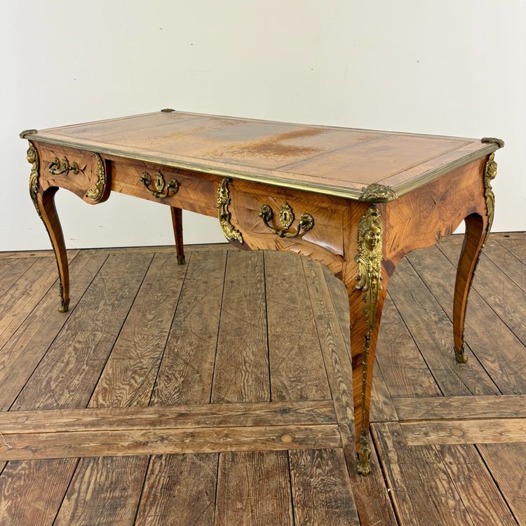 Flacher Schreibtisch im Louis-XV-Stil