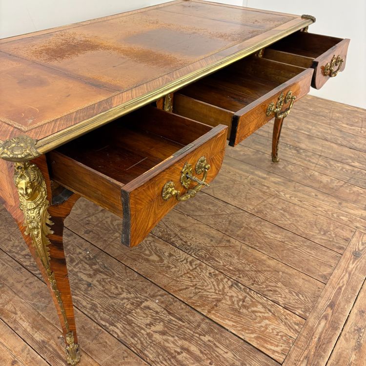 Flacher Schreibtisch im Louis-XV-Stil