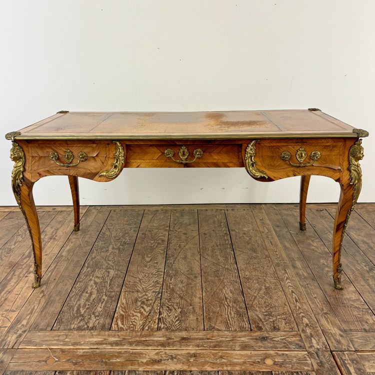 Flacher Schreibtisch im Louis-XV-Stil
