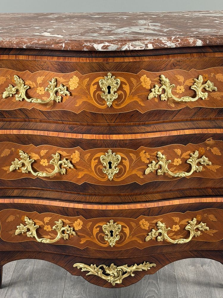 Comò in stile Luigi XV con intarsio, bronzo dorato e marmo, XIX secolo