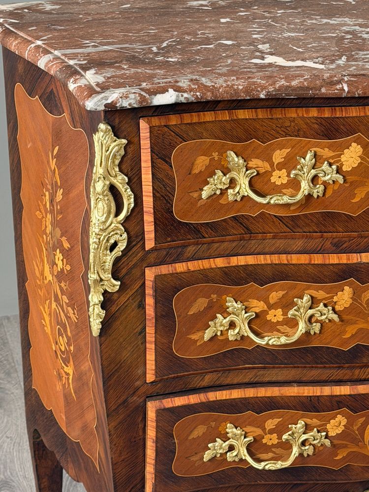 Comò in stile Luigi XV con intarsio, bronzo dorato e marmo, XIX secolo