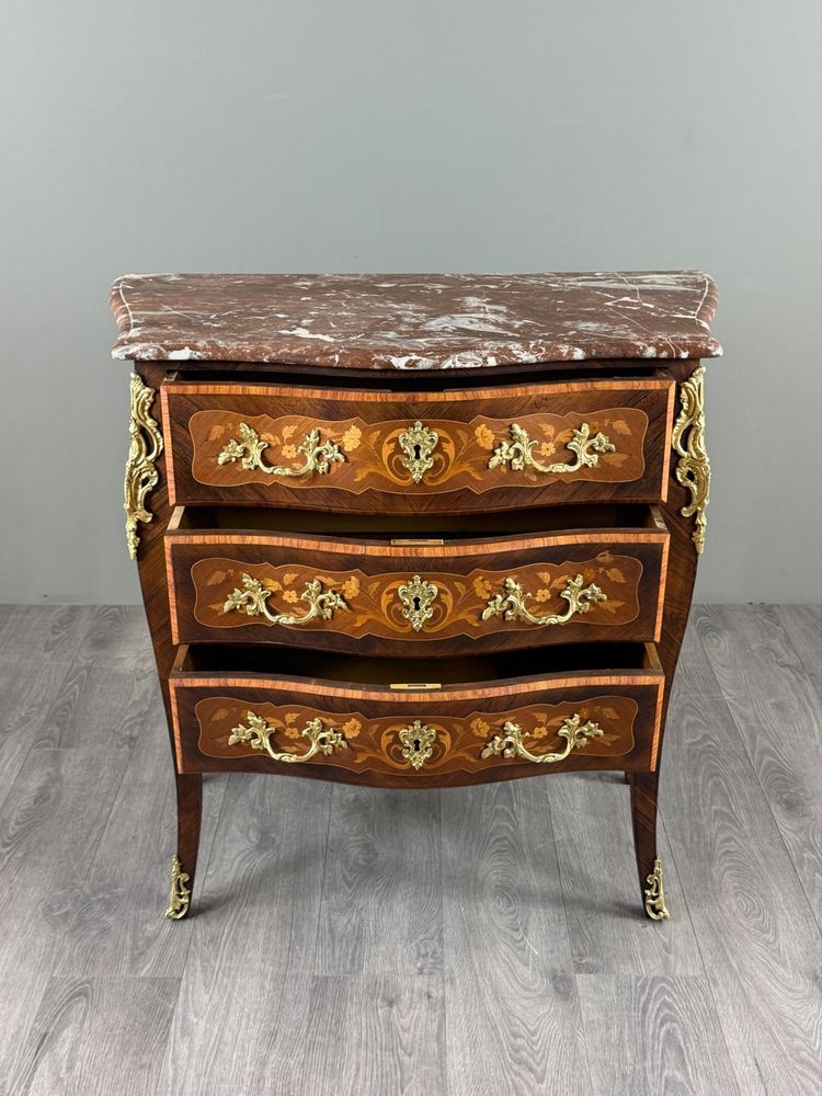 Comò in stile Luigi XV con intarsio, bronzo dorato e marmo, XIX secolo