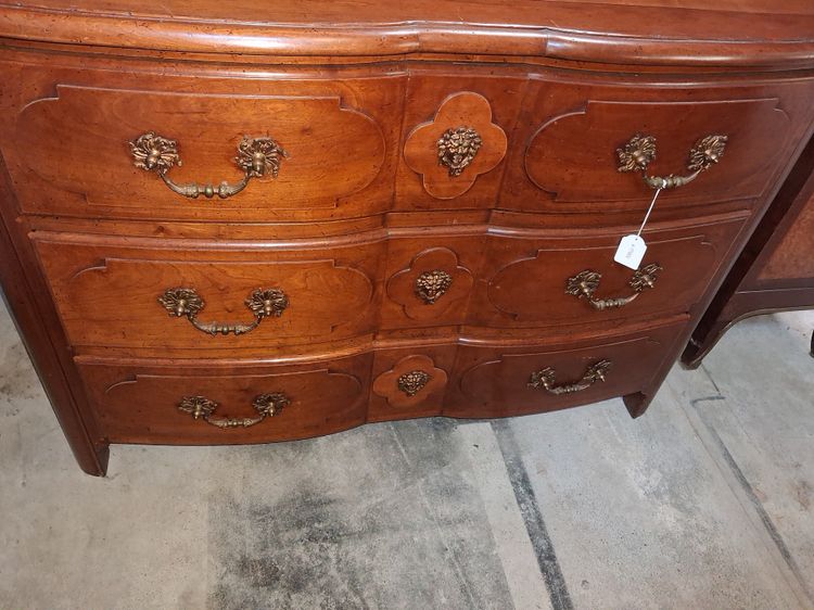 Commode arbalète en merisier – Style Louis XV – XXe siècle