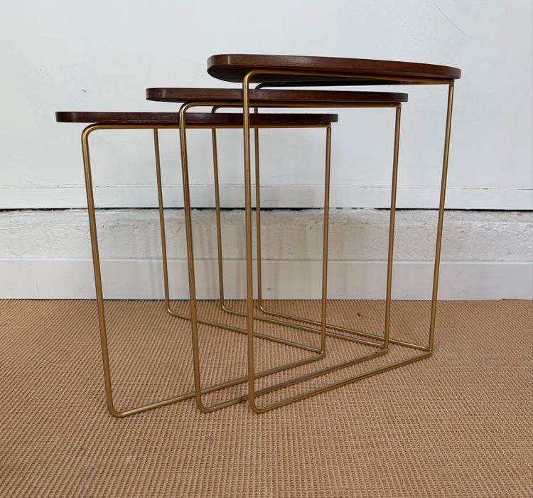 SUITE DE 3 TABLES GIGOGNES EN BOIS.