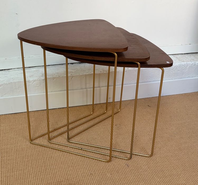 SUITE DE 3 TABLES GIGOGNES EN BOIS.