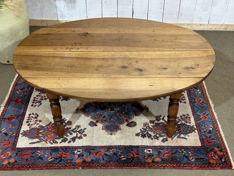 Table basse ovale en noyer fin XIXème