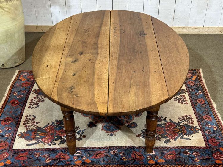 Table basse ovale en noyer fin XIXème