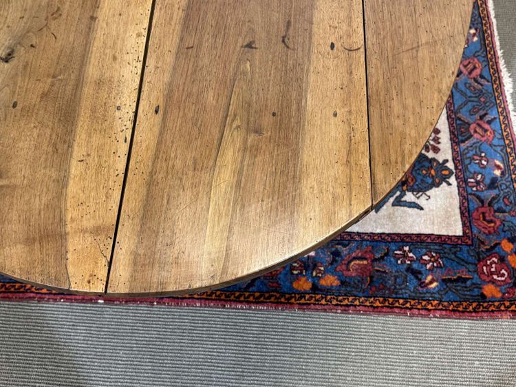 Table basse ovale en noyer fin XIXème