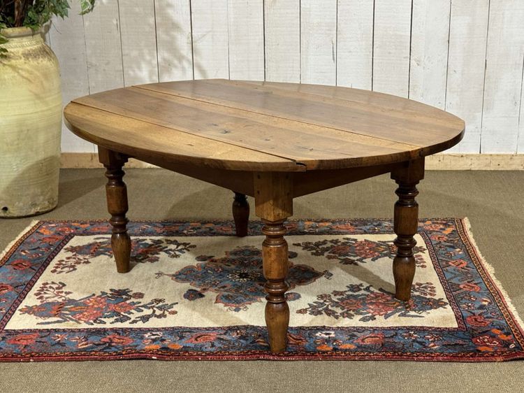 Table basse ovale en noyer fin XIXème