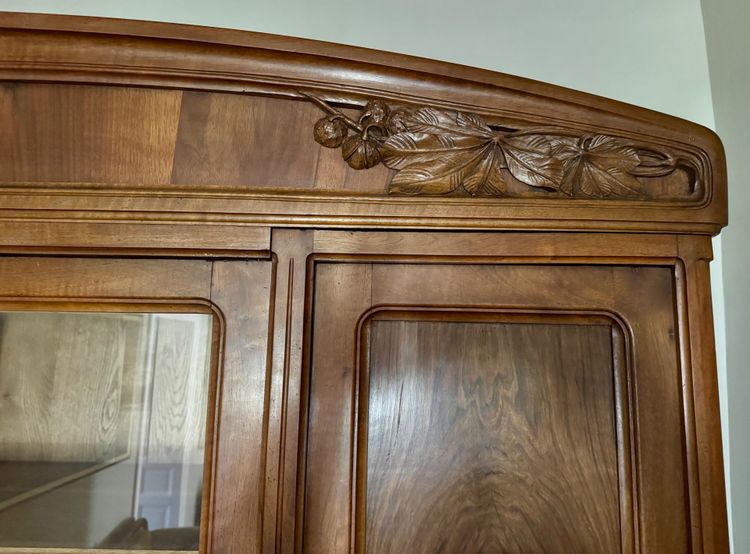 Vitrinenregal im Jugendstil der École de Nancy