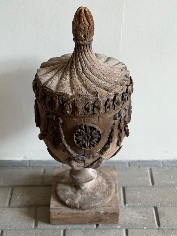 Élégant objet décoratif ancien en bois sculpté