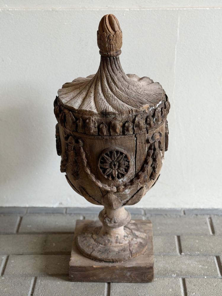 Élégant objet décoratif ancien en bois sculpté