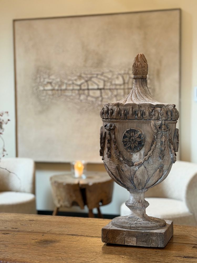 Élégant objet décoratif ancien en bois sculpté