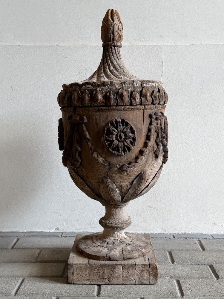 Élégant objet décoratif ancien en bois sculpté